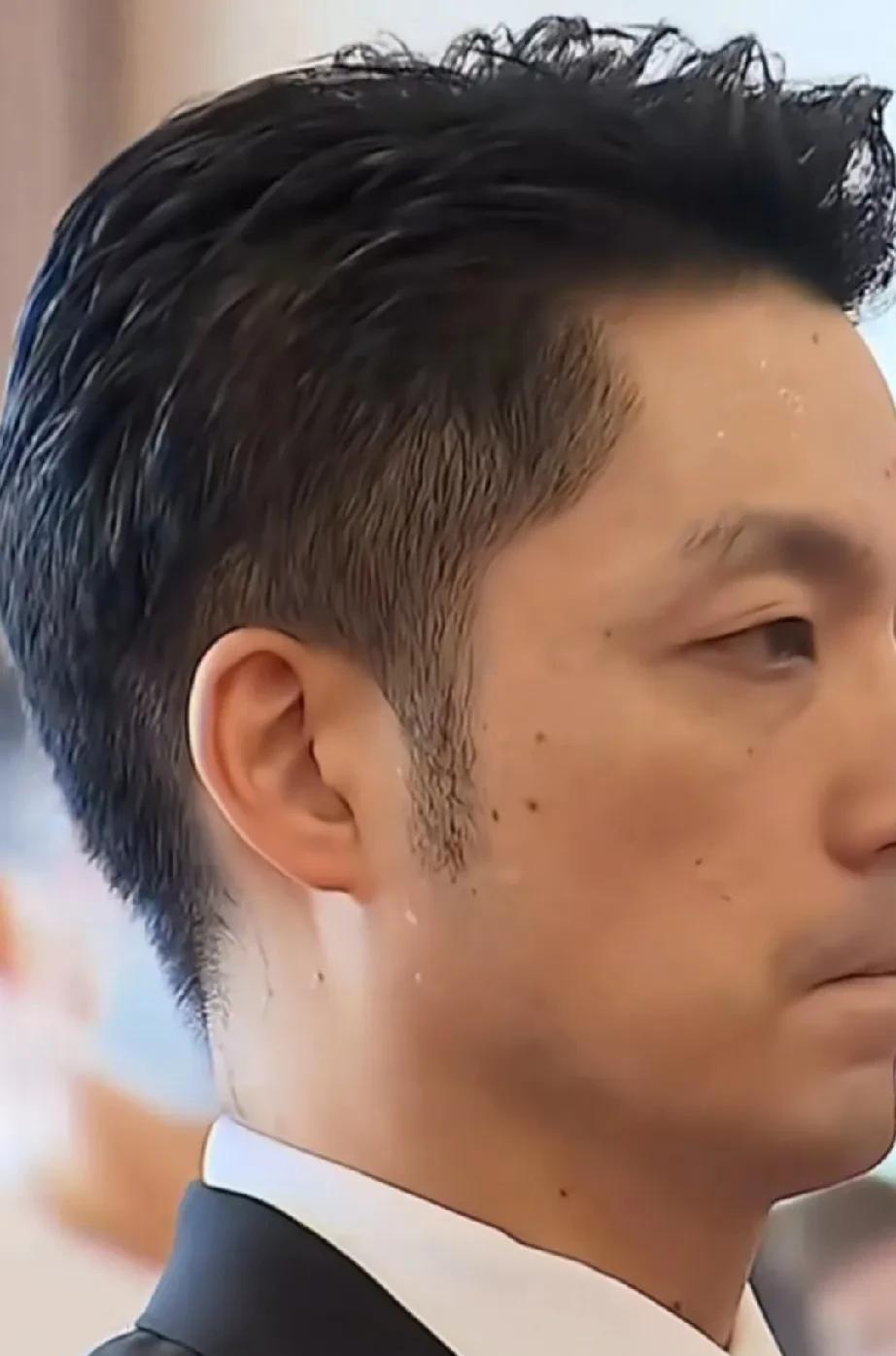 纪念日小蒋先生来到台北拜谒抗日阵亡战士，当天天气炎热，小蒋先生一身正装，表情严肃