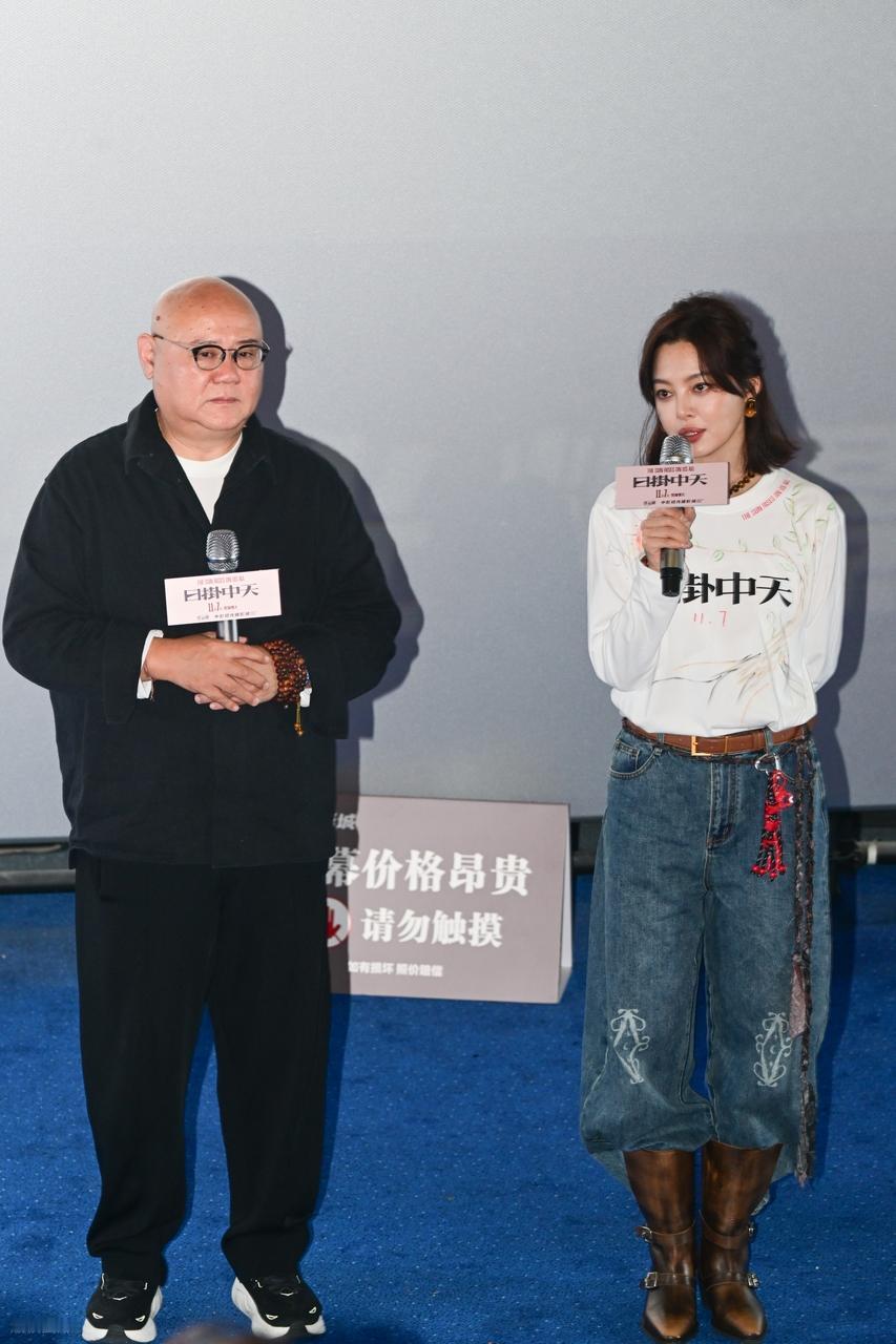 最近辛芷蕾在宣传新片的时候搭配的很有特色，看上去格外的洒脱，气质超好。她上身