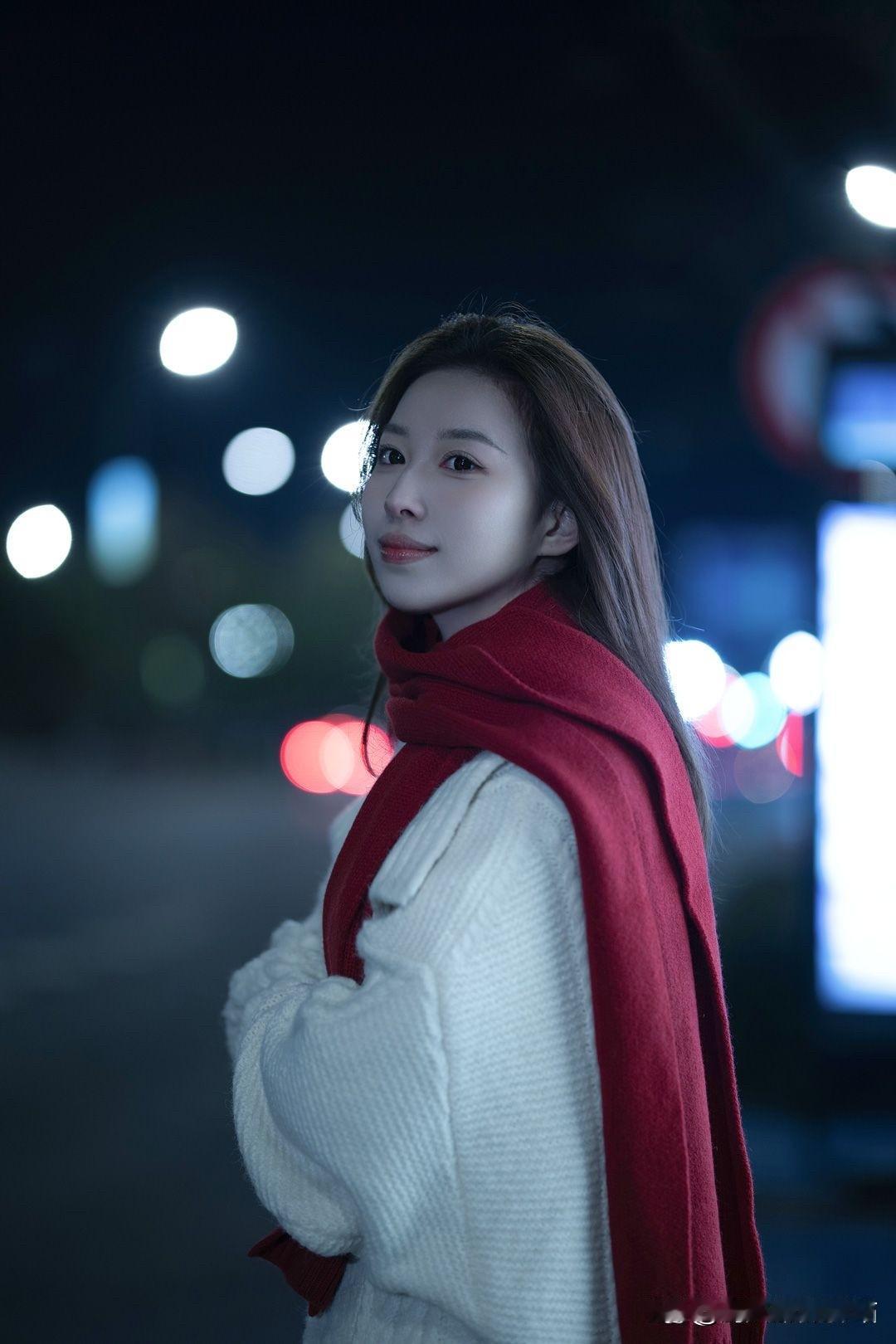 夜晚的街头，红衣少女穿梭在光影交错间，画面梦幻又神秘，让人忍不住驻足。不过，我这