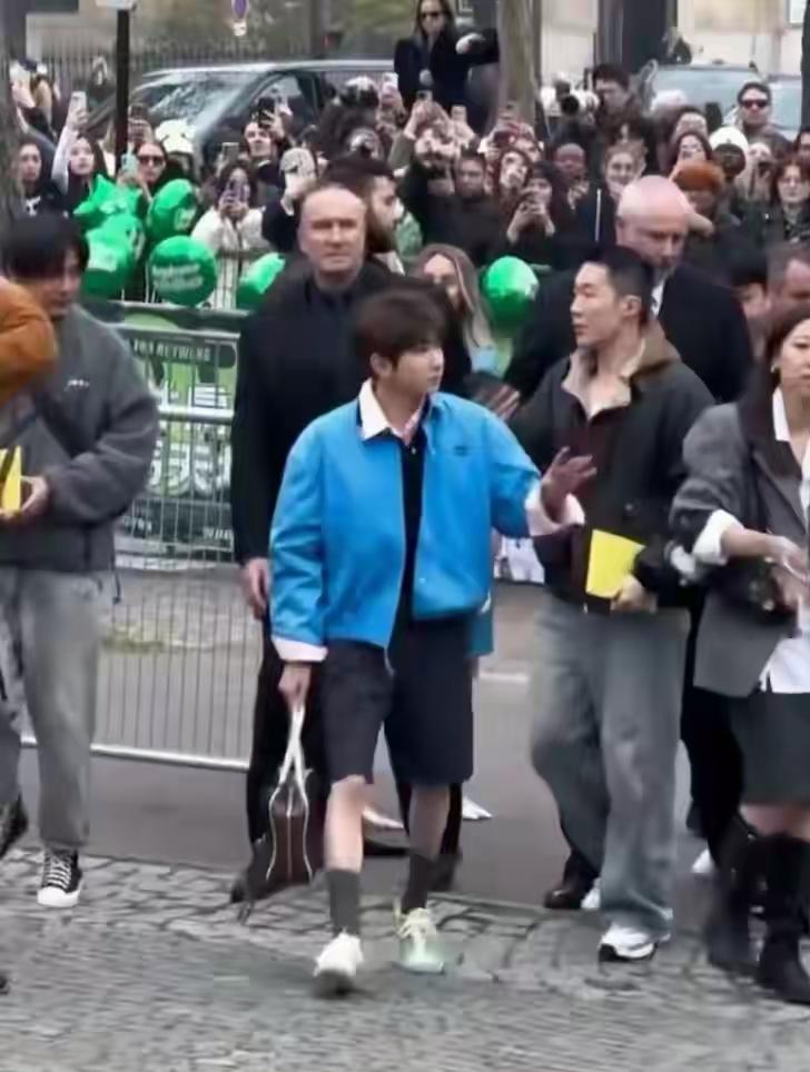 24岁王源巴黎看秀人群中身高太矮，为显高踮脚走路，网友辣评：像小学生人群中最矮