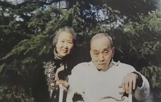 1949年，范纪曼被毛人凤判了死刑，行刑的前一天晚上，他突然对看守说他肚子疼，要