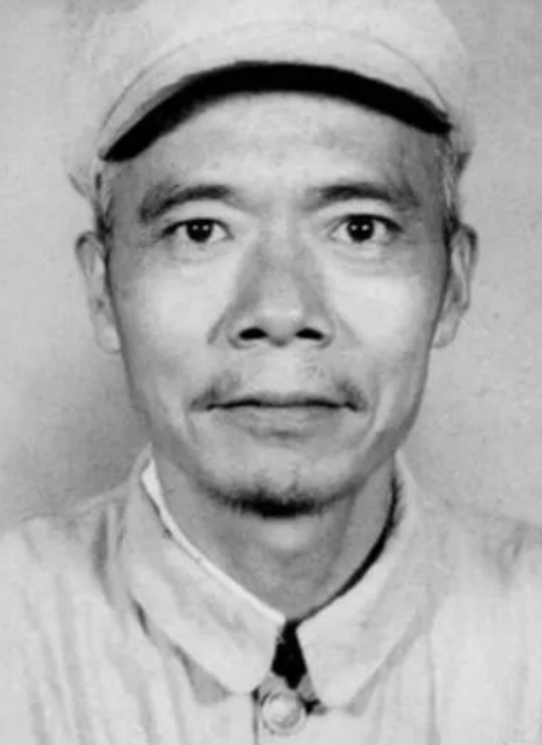 1937年，地下党员涂作潮与邻居打牌，闲聊中，邻居突然不说话，还凑到他耳边，轻声
