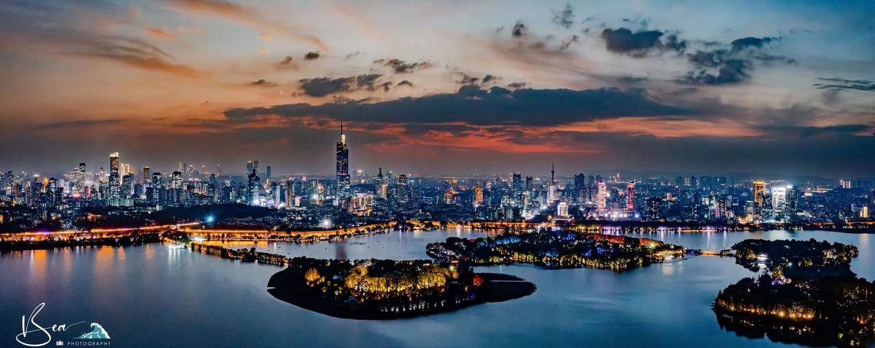 在南京玄武湖太平门段航拍是怎样的体验？挺久没来这里拍摄了，航拍的夜景还是那么好