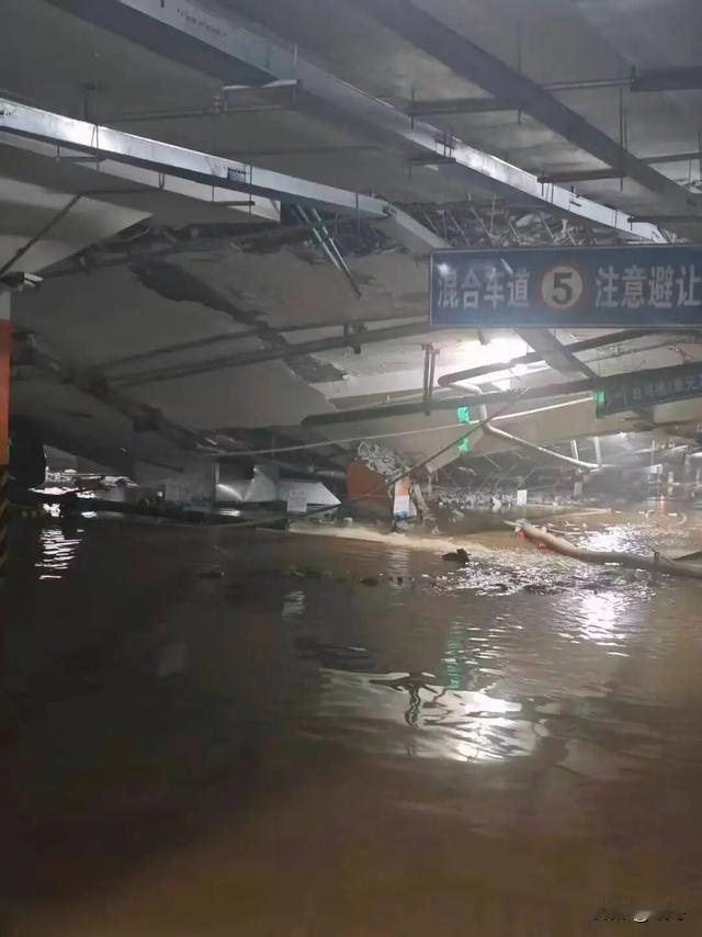 地面上的草坪猛地往下陷，业主攥着扶手站稳，才看清八百平地下车库，整片塌没了。
