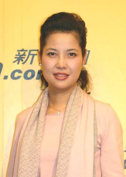 60岁梦鸽显老态！该服老了梦鸽最近一次露面，是在一个音乐讲座上。
