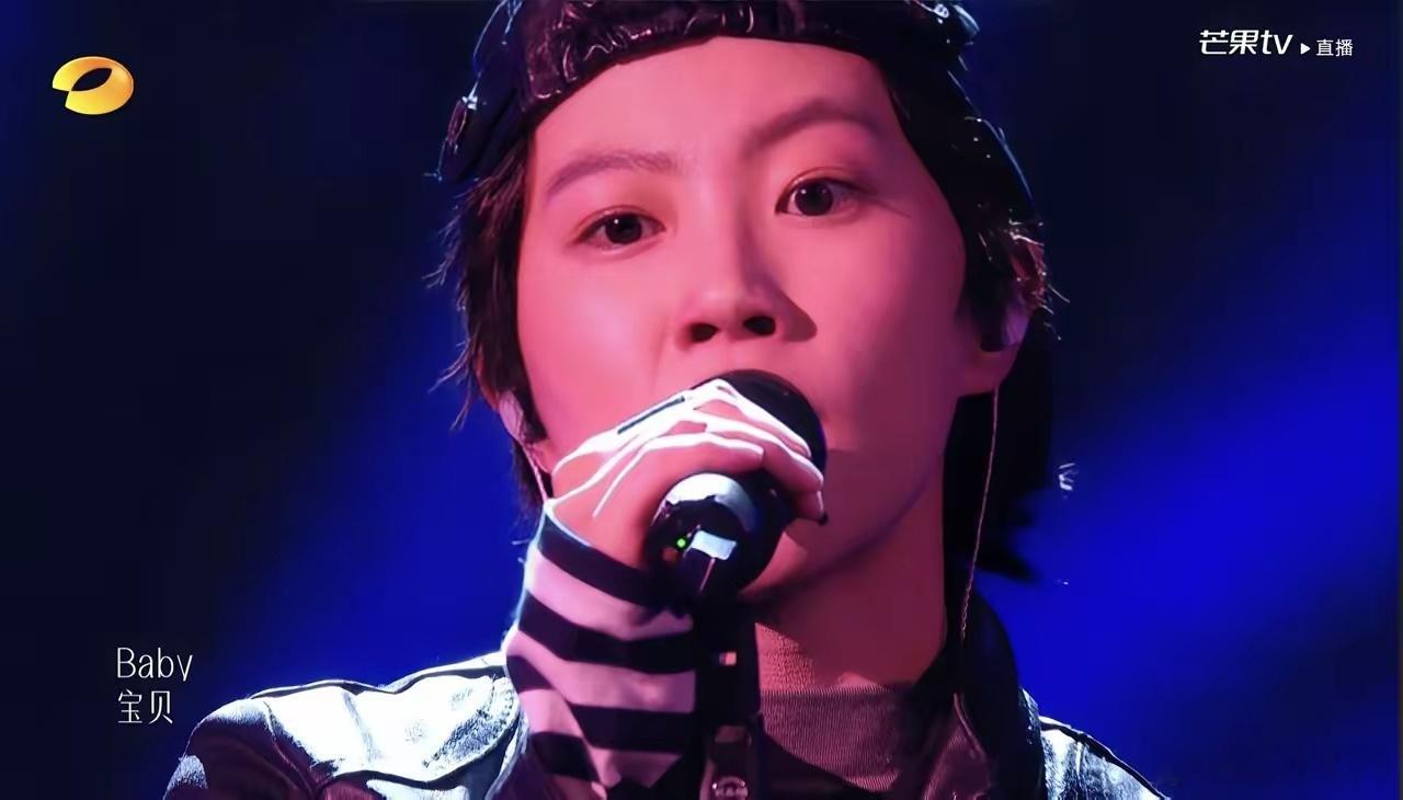 窦靖童登歌手舞台，翻唱窦唯的歌曲，唱腔里带着王菲的清冷质感，当场把那英触动落泪。