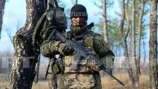 俄军1个士兵就打穿两条街，震撼俄军前线司令部！俄军一名士兵，河里摸爬12公里，躲
