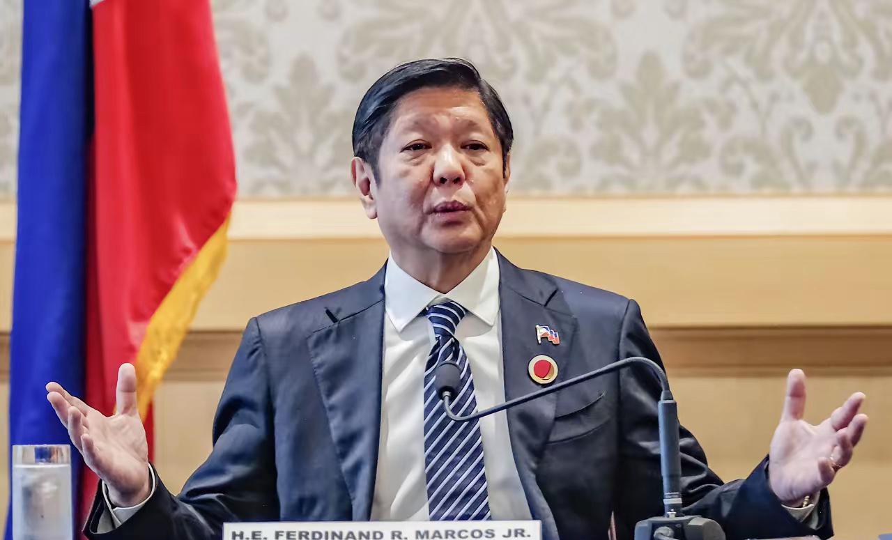 北京三天之内落下两记回应。 第一记，中国宣布，从当天起，禁止菲律宾的猪和猪肉