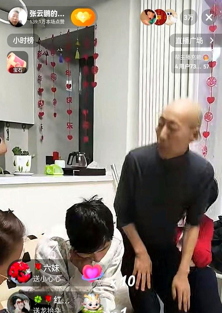 一屋子亲人都在笑，就他一个，死死盯着手机翻译器，突然就哭了！这个叫张云鹏的哥