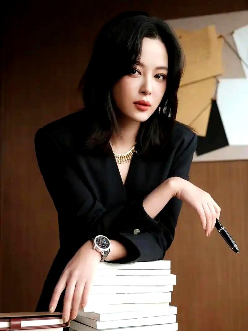 “凭什么她又能演王家卫？”——昨晚，辛芷蕾把这句后台私语直接贴到了微博。她没