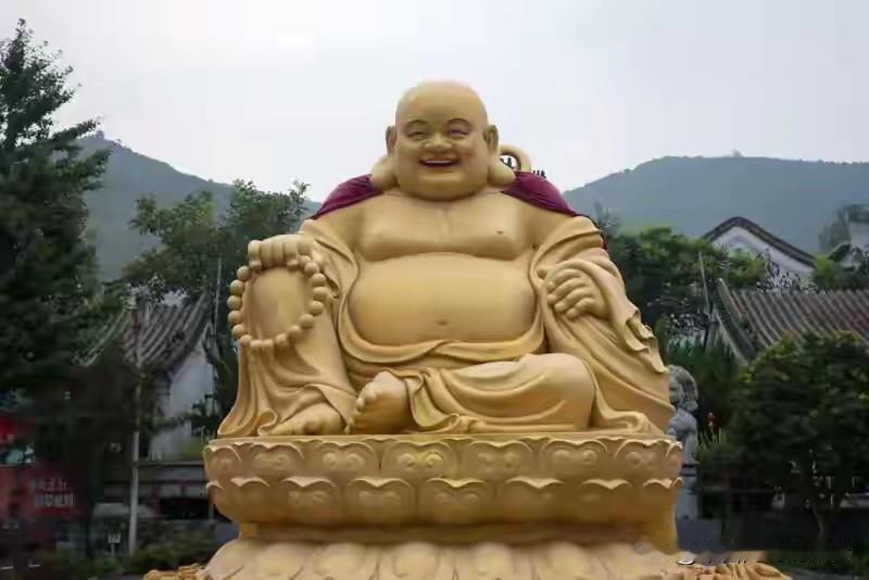 我以为自己挺虔诚的。十年，逢寺便进，见佛就拜。直到上周我才知道，弥勒佛还没成