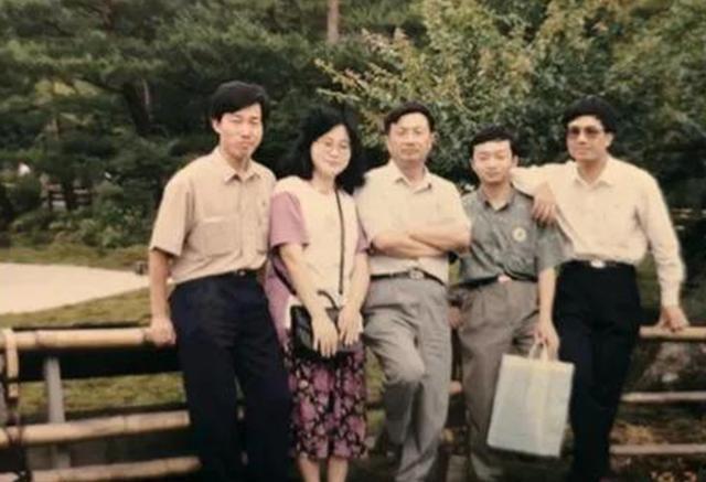 一组罕见老照片，带你了解不一样的任正非！墙皮斑驳，图纸堆积如山，这真的是那个