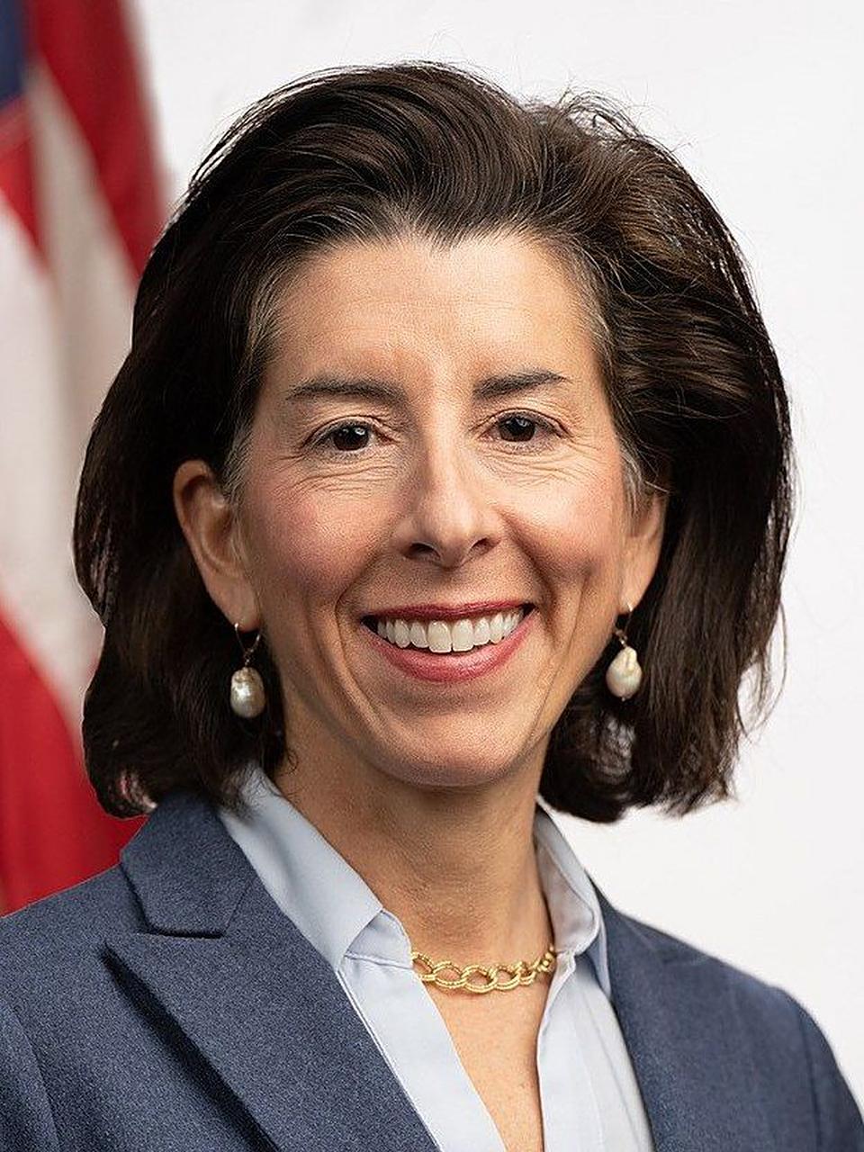 今天第四篇：最近，美国退休商务部长雷蒙多在接受一场采访中，大力称赞两家中国公司