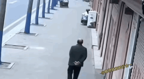 惊呆所有人：世界之大无奇不有，大爷散步时顺手救了一名从楼上掉下来的婴儿。这孩子的