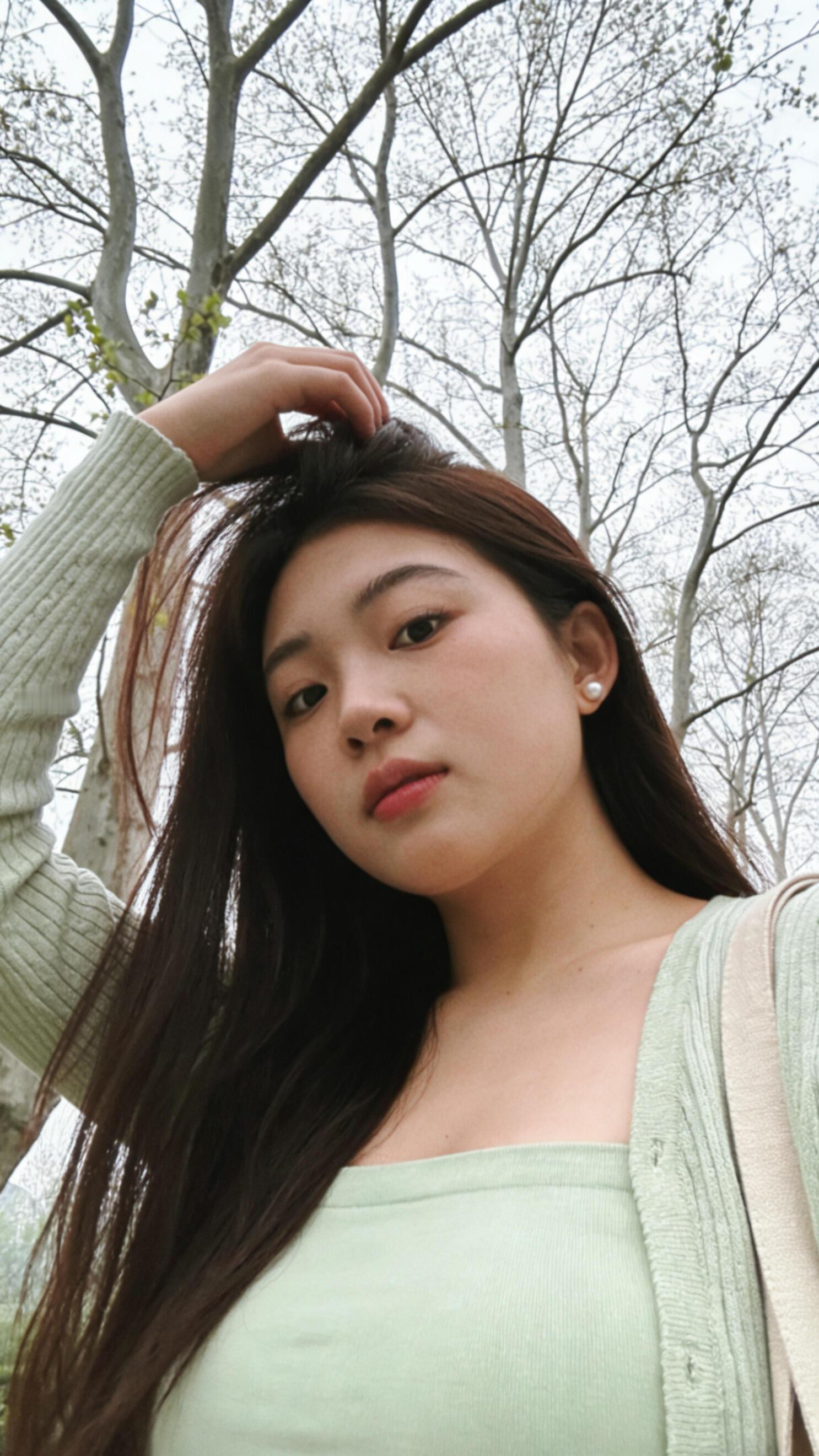 和身后的树撞衫了