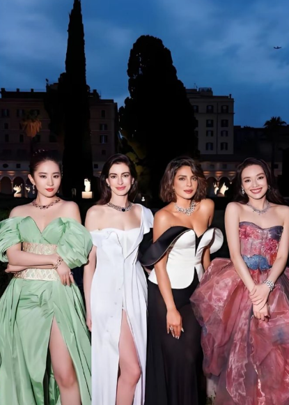 这张照片，神仙姐姐还是有点弱的，输在了脸型，不够其他三位大气。​​​