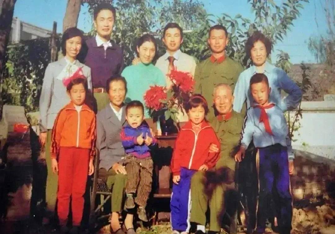 一张粟裕大将晚年的全家福,乍一看是寻常的四世同堂,其乐融融。但细看照片里的人