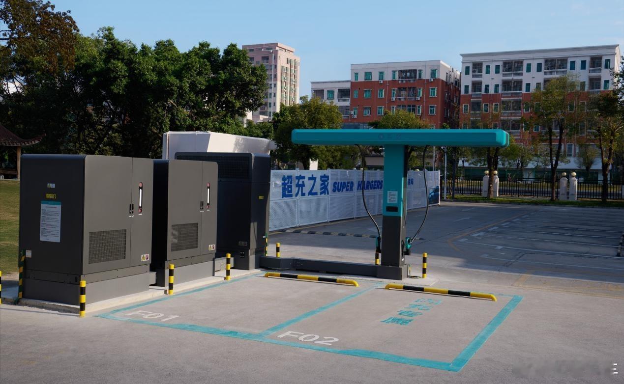 世界果然癫了！比亚迪和肯德基联手了，宝马还在