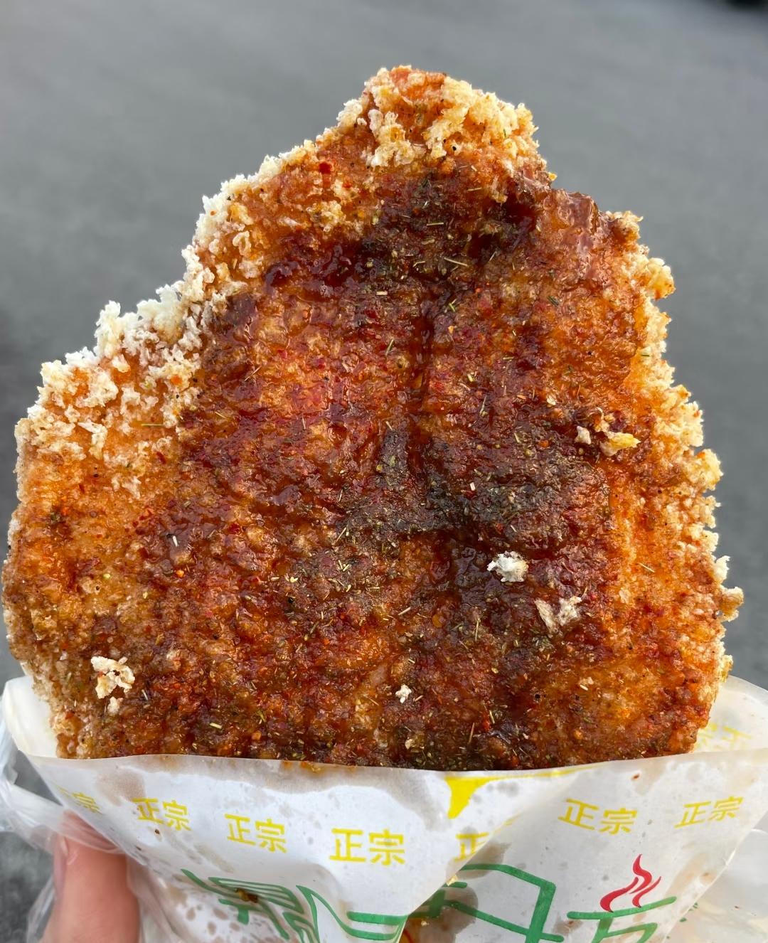 我发现，女人的衣服流行起来就是一个轮回，我记得我上初中的时候，流行穿喇叭裤，