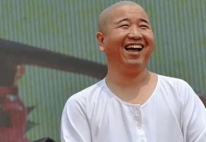 2005年，本山传媒办公室里，赵本山指着王小利大发雷霆:“你给我跪下，罚款10万