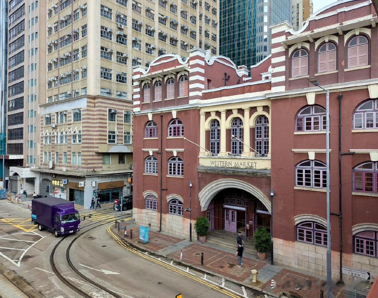 曾几何时，香港四大工业里有占世界一席之地的纺织及制衣业。在七八十年代，香港制