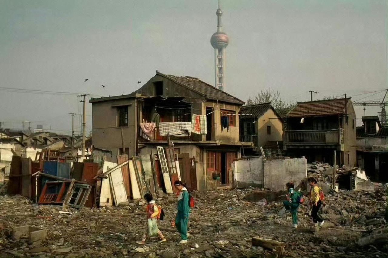 看了90年代末的上海的照片，其实中国人富起来没几年。