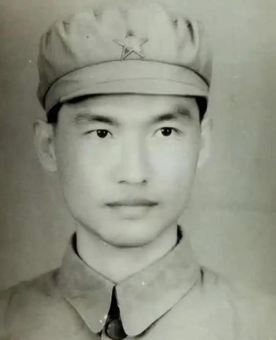 1947年，国军少校被俘，押送到连部，连长正要问话，他却先说：“同志，你级别低，