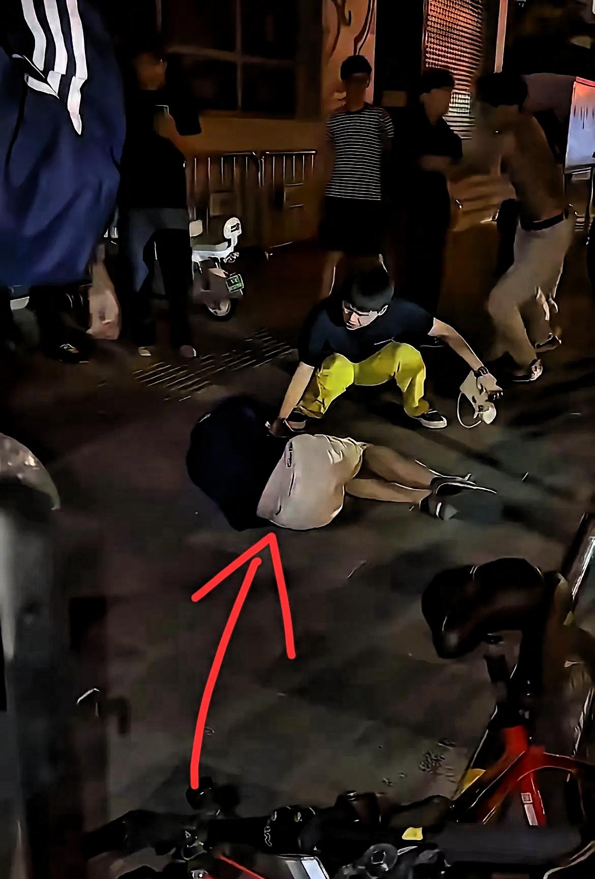 躺在地上的这位，就是来自哈萨克斯坦的留学生，目前就读于徐州师范大学，而且是一位大