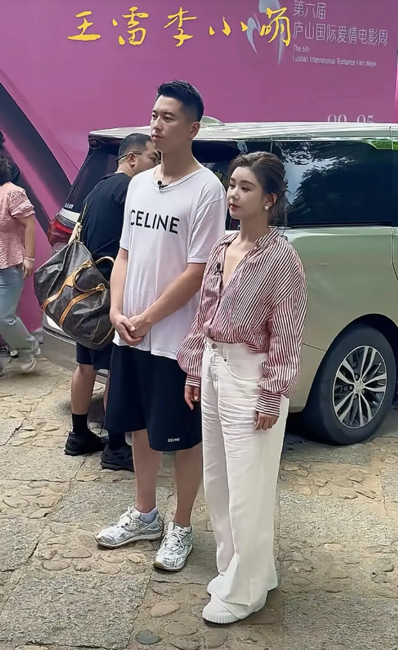 西北锤王的老婆真是漂亮呀！就是个子比锤王矮了一点。也许是李小萌这身衣服穿的不太合