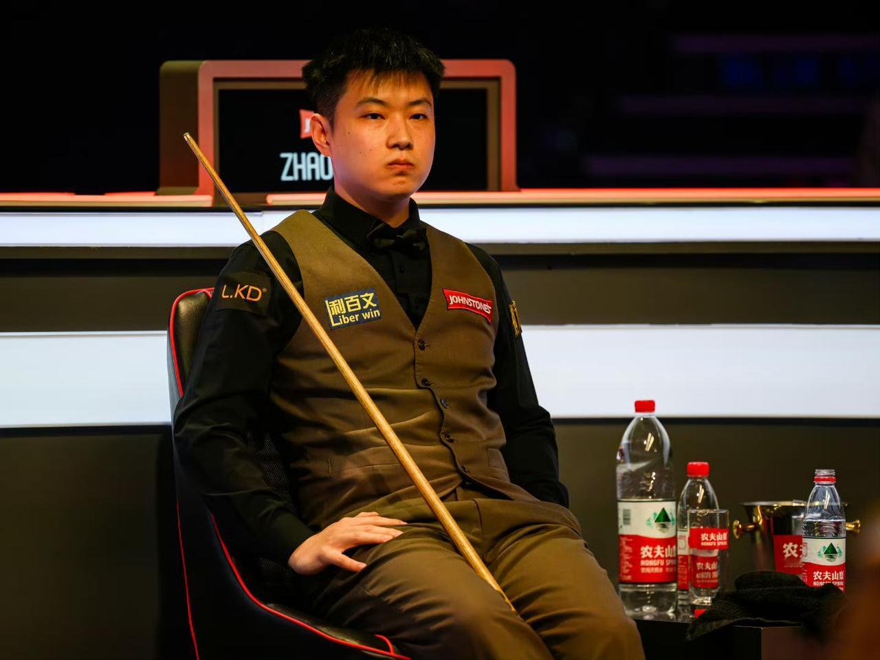 6-2击败加里威尔逊，实现大师赛首胜，晋级八强。赛后，赵心童接受采访表示:“昨