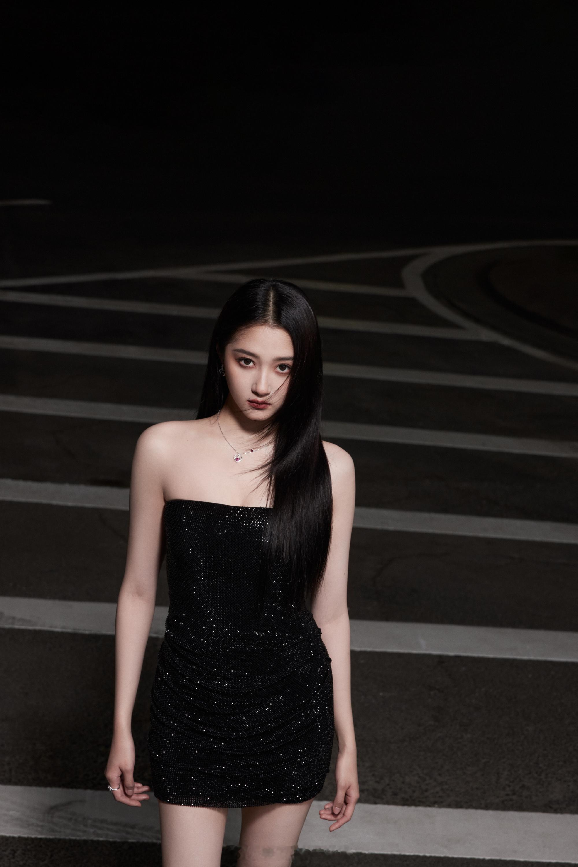 关晓彤黑色露腿小钻裙璀璨热烈