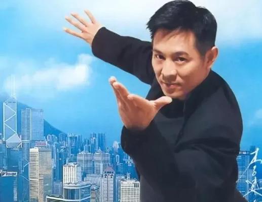 网友问何家劲："你打得过李连杰吗？"何家劲摇摇头，斩钉截铁地说："肯定打不过。"