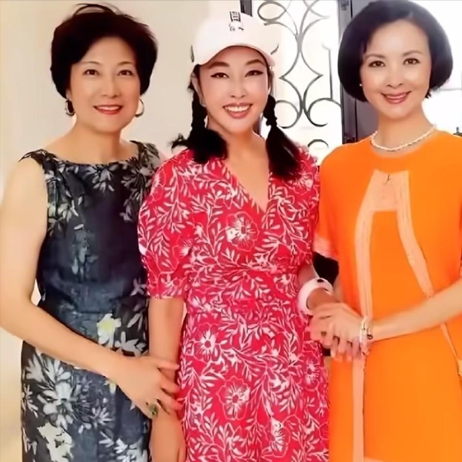 76岁刘晓庆，发文怀念！7月31号，刘晓庆发了条动态，配张三人旧合影，然后配