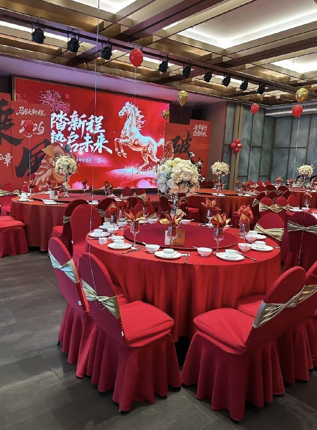 上周公司行政在群里发了个链接，是年会问卷，选项从“想办”到“随便”，最后加了句“