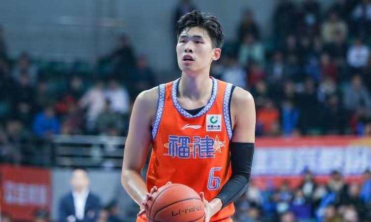 福建男篮的邹阳在休赛期成了香饽饽，诸多球队都想签下他，俱乐部是否会交易邹阳就成了