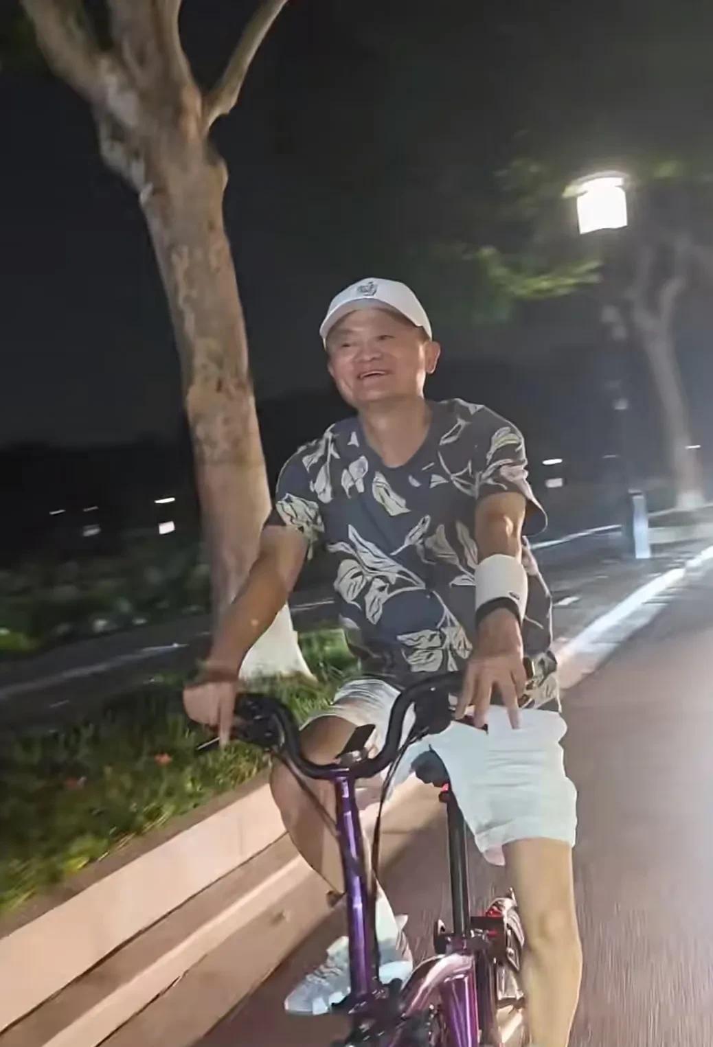 马云夜游西湖精神状态似乎很兴奋。仔细看他一身的穿搭：子鬼冢虎，不是第一次穿