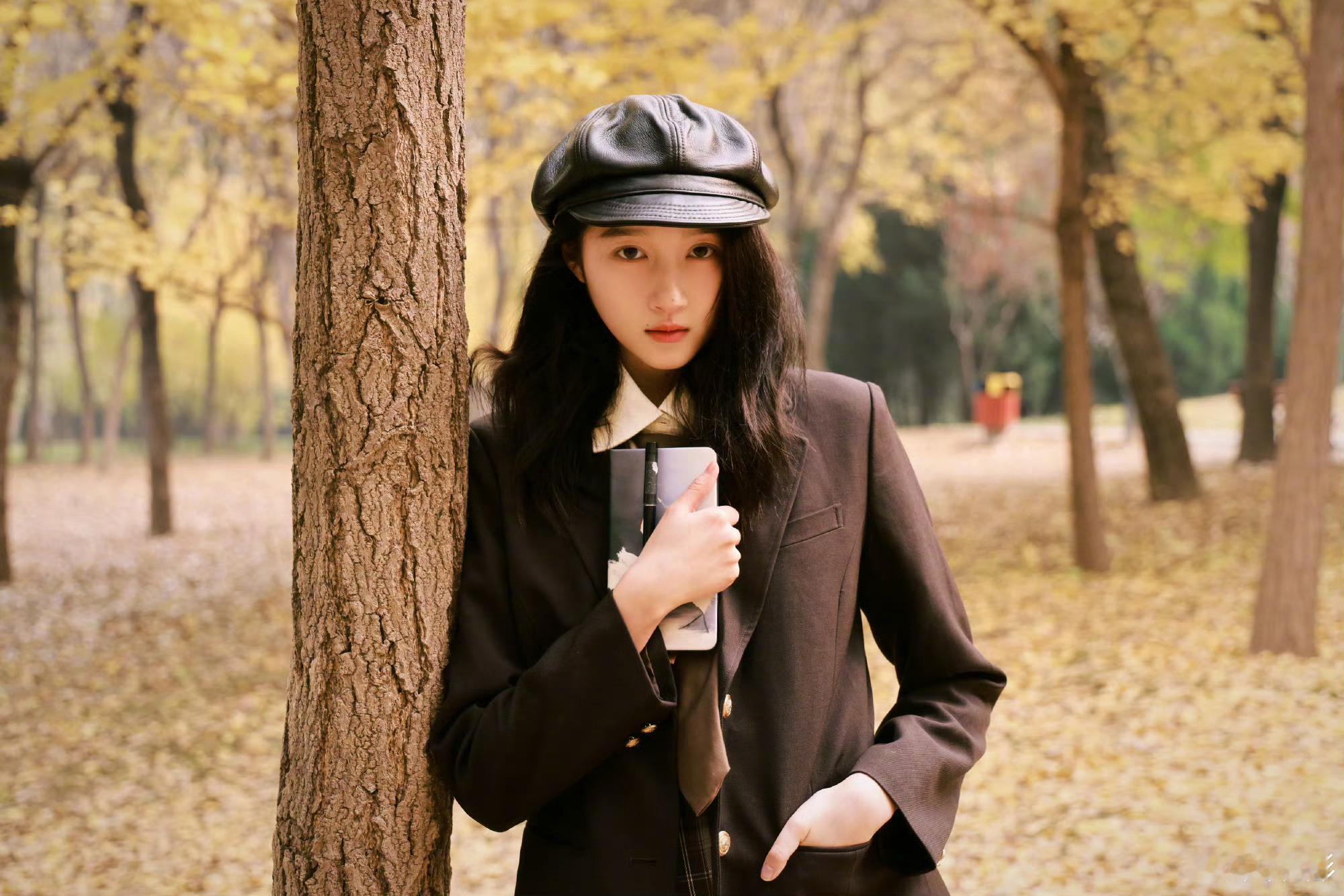 关晓彤这组照片好有秋冬氛围感啊😖中筒靴找到了最合适的主人，彤姐好长一条人放