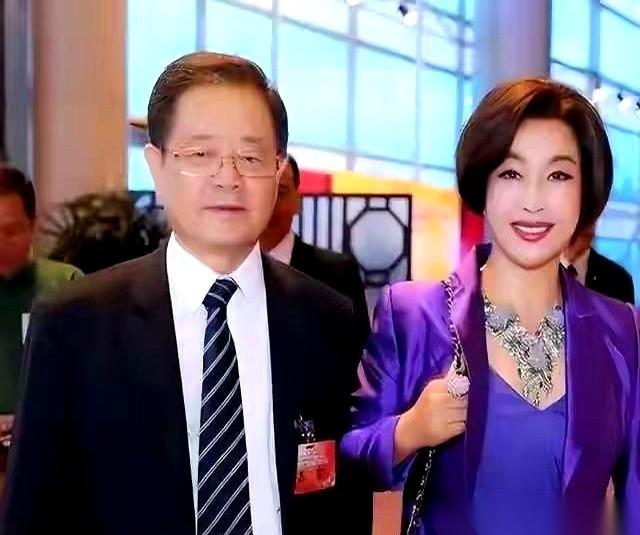 很多人都忘了，王晓玉当年追刘晓庆，有多轰动。开会，他要把人带在身边，座位必须挨