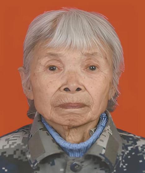 你敢信吗？一个90多岁的老太太，脚上蹬着15块钱的鞋子，住着武汉不起眼的小院，却