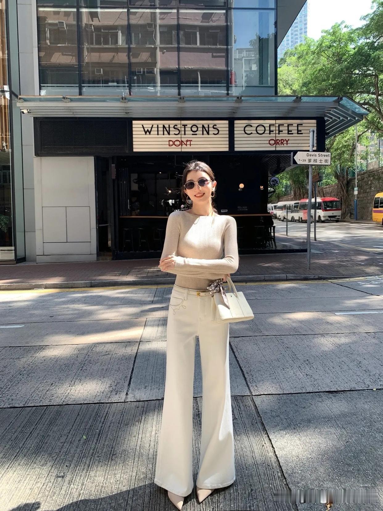都市时尚女孩在咖啡馆前打卡，那一身白色套装简直美炸了！白色真是自带高级感，就像杨