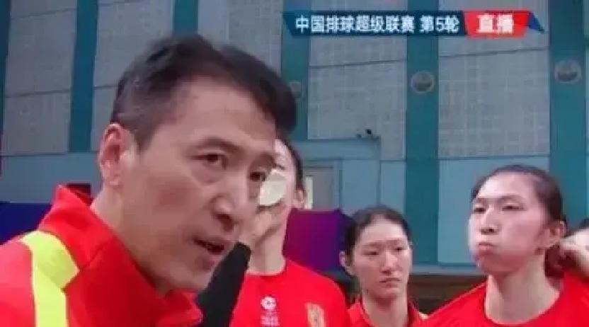 0.8分拦网救活江苏昨晚第四局19平，万梓玥连送两记钉板，直接把天津气势摁