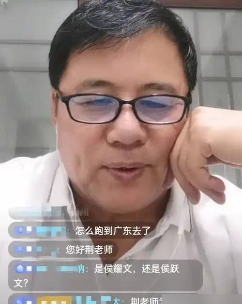 门一关，郭德纲夫妇喊他“师哥”。灯一亮，这事儿就得烂在肚子里。当年德云社风雨