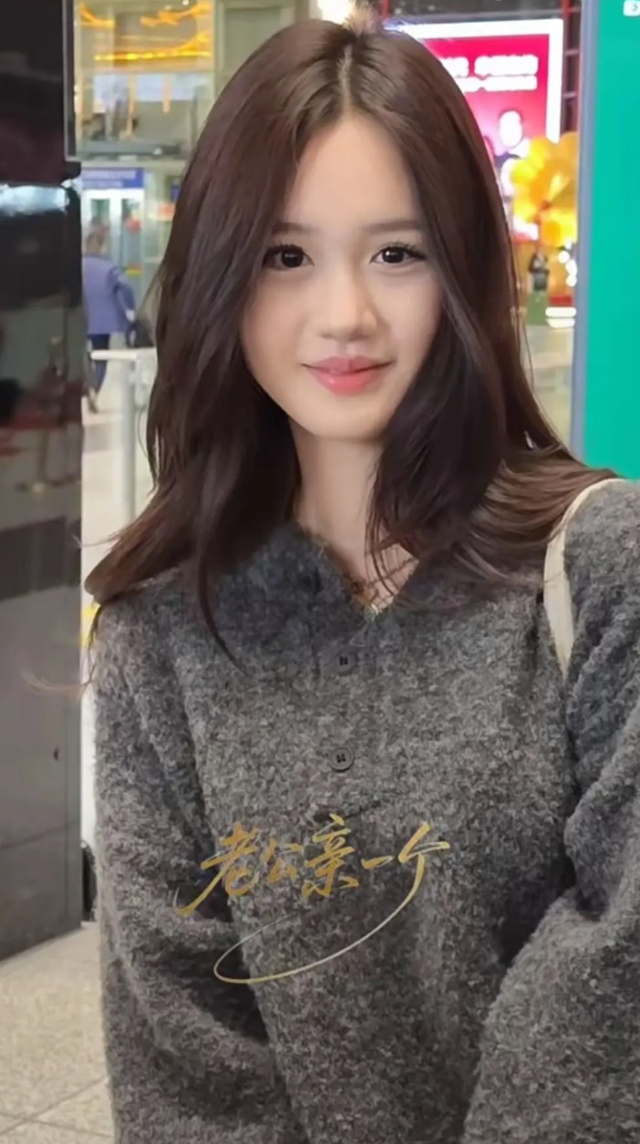 都说考拉特别美，其实实话实说，比大多数女生漂亮，胜在甜娇羞和胶原蛋白。亏在五官不