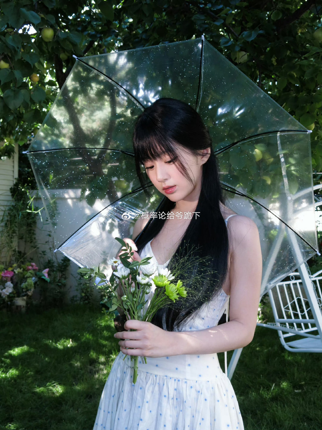 盘点女星们的雨天打伞氛围感美图谁让你眼前一亮？章若楠孔雪儿卢昱晓张婧仪鞠婧祎陈都灵田曦薇张予曦包上恩