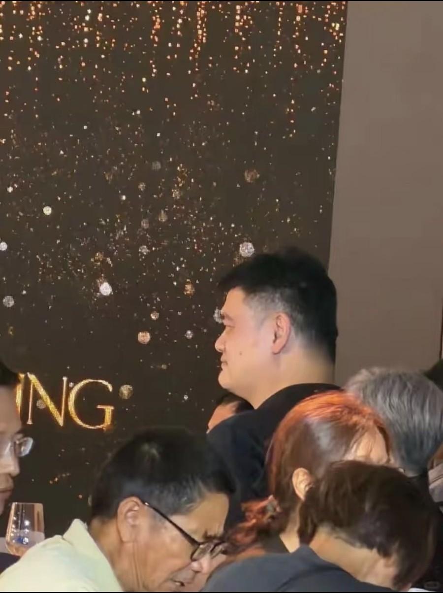9月27日，姚明与父母一起在苏州参加亲戚家儿子的婚礼，姚明胖了好多，在亲戚中有点