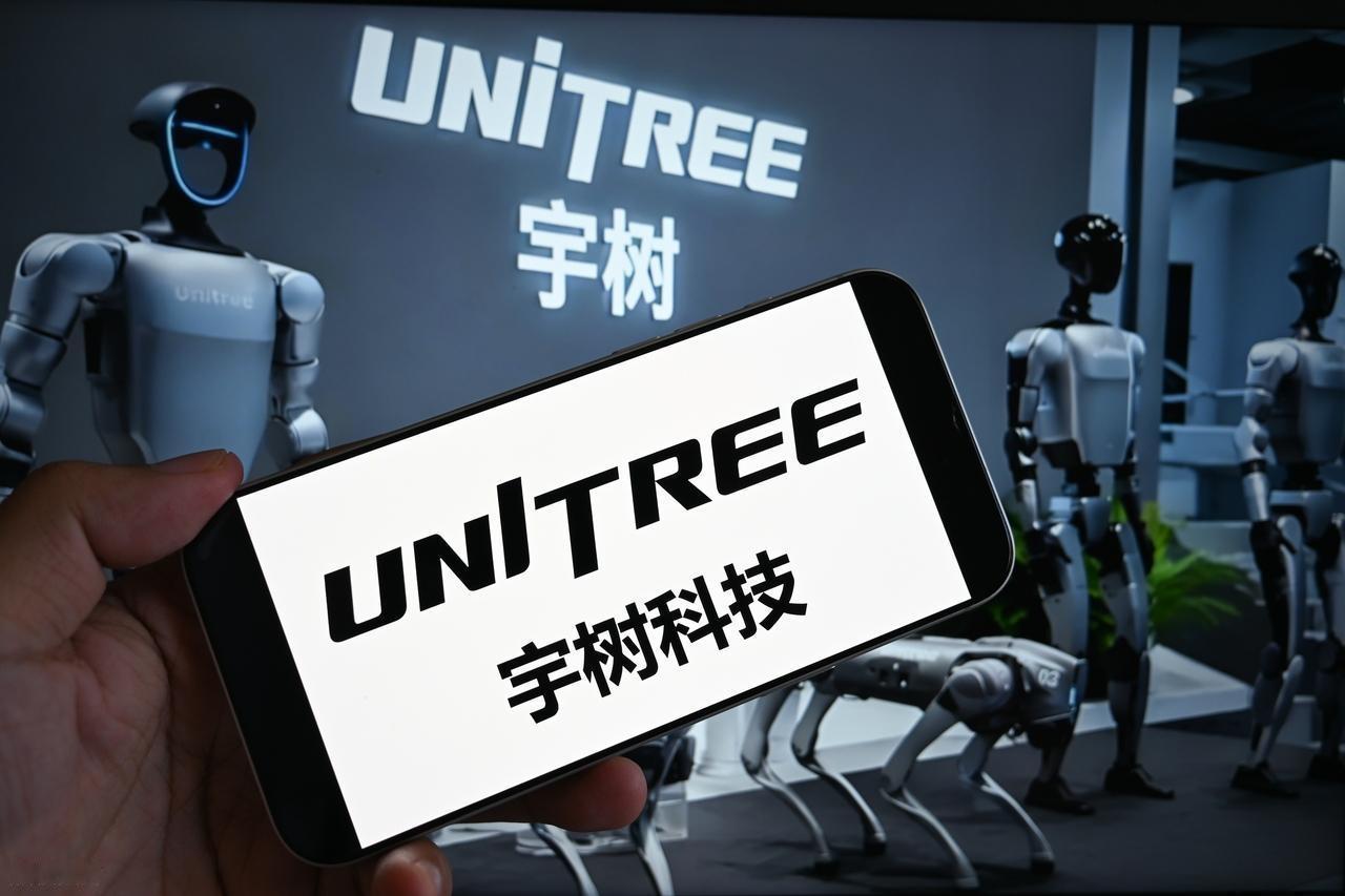 果然，一夜之间，大量宇树内幕捅上热搜，王兴兴真的危险了。不是因为他不会做机器