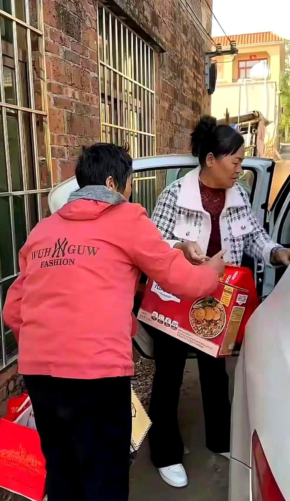 全红婵妈妈回娘家，拎的不是钱，是零食？这事儿还真有点意思。家里条件好了，她妈