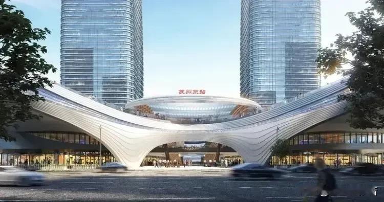 建在地下的高铁站，其实早就有，但在华东地区却是首个。而集中了高铁、城铁和地铁的多