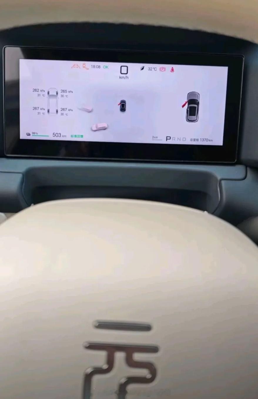 全新比亚迪元UP的内饰亮相采用了分体的座椅设计纯电续航为505km据说新车很可能