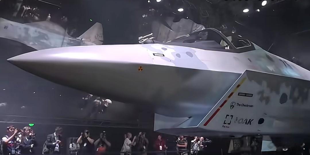 【俄罗斯苏75战机即将首飞！】据俄罗斯媒体18日报道，俄罗斯顶级试飞员谢尔盖•博